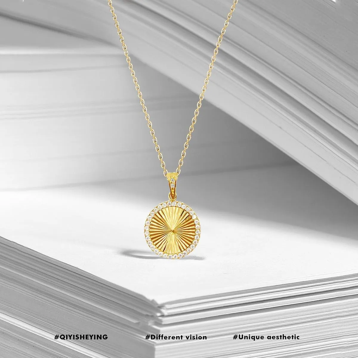 Christmas Gifts for WomenWomen's Pendant Necklace, 18K Gold Diamond NecklaceWomen's Simple Gold Necklace, Gold Fashion GiftGold Round Necklace, Gold Oval Necklace