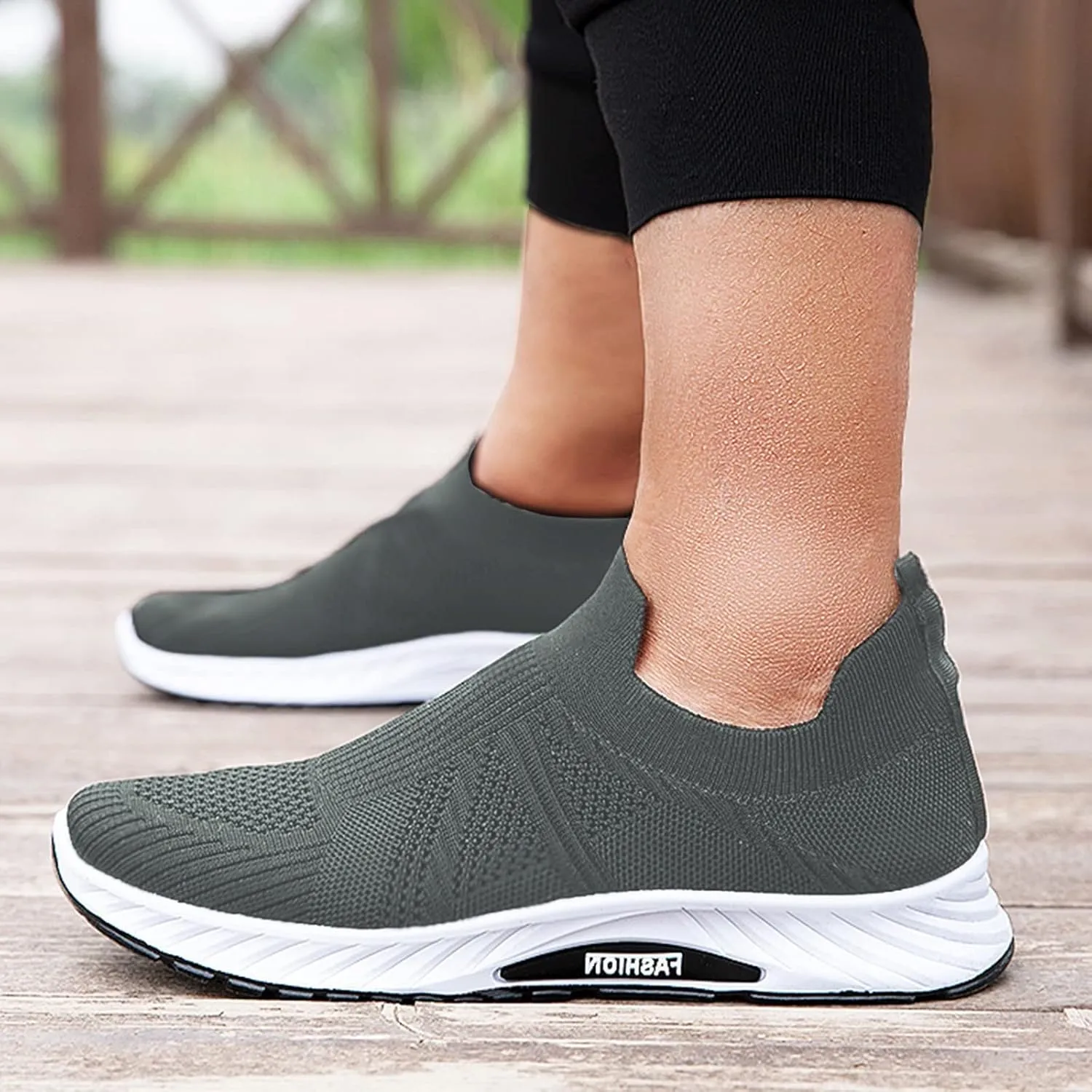 Mens Slip on Outdoor Shoes with Breathable Mesh Knit Lightweight Non-Slip Hiking Shoes for Men Arch Support Walking Sneakers Durable Quick Drying Summer Hiking Fitness Daily Work Wear