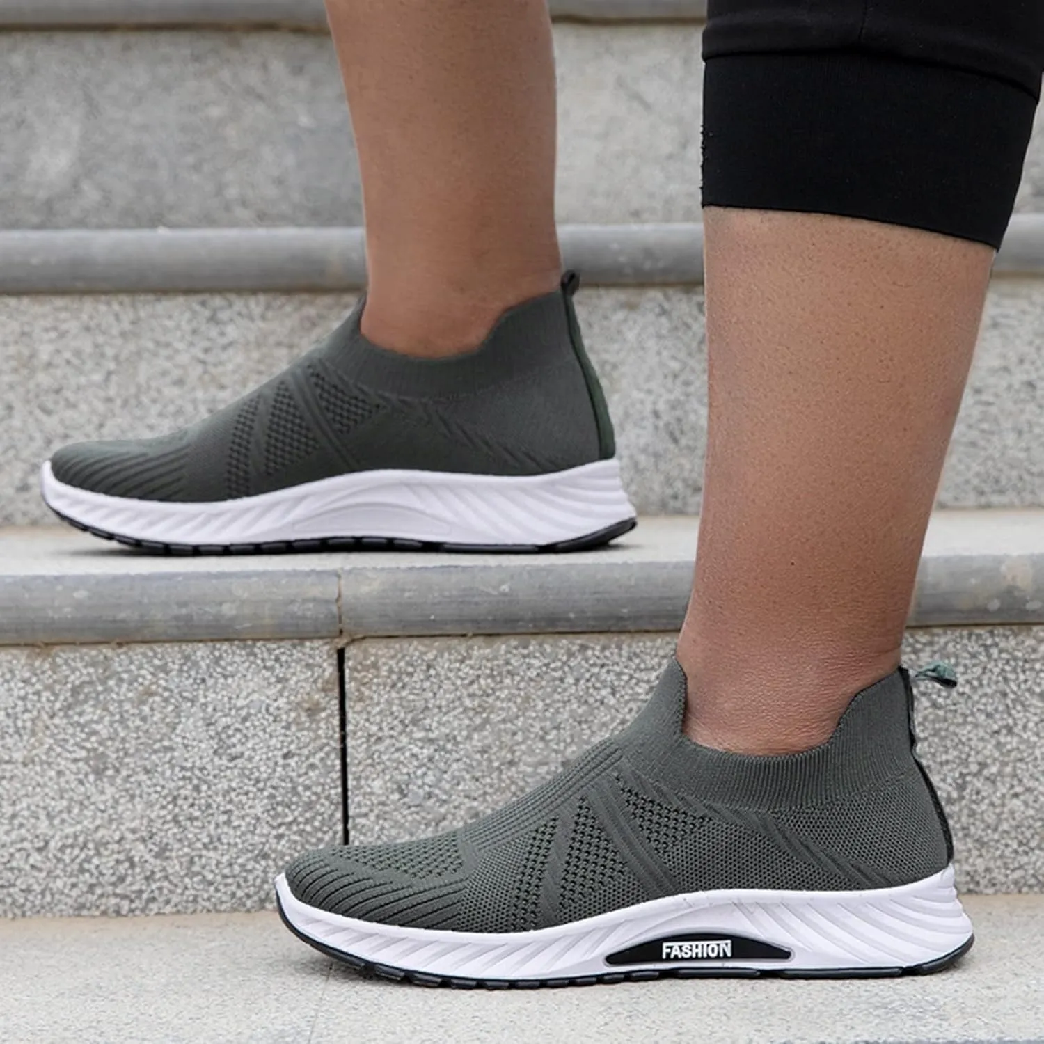 Mens Slip on Outdoor Shoes with Breathable Mesh Knit Lightweight Non-Slip Hiking Shoes for Men Arch Support Walking Sneakers Durable Quick Drying Summer Hiking Fitness Daily Work Wear